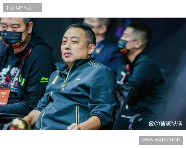 刘国梁和明星合照那会儿我只盯着他手腕的表——我家俩月菜钱估计买不了