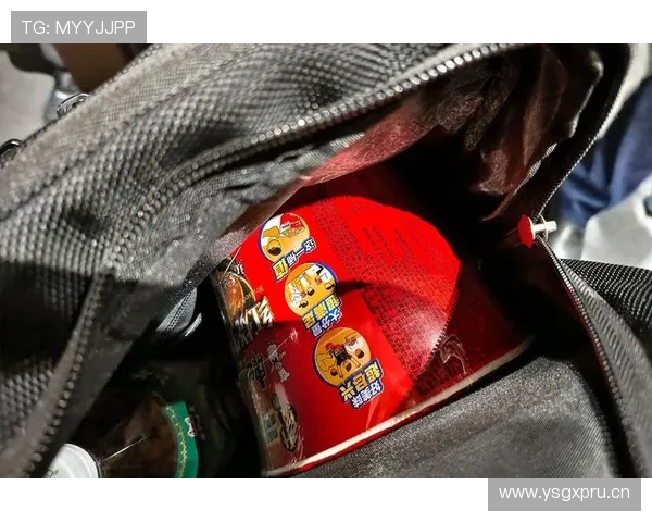 刷到冯彦哲半夜吃泡面，镜头里那只名牌包比泡面还抢镜，生活反差有点疯